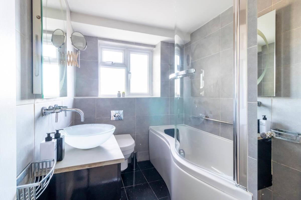 Incredible Sea View 2 Bedroom Beach Apartment Bournemouth Eksteriør billede